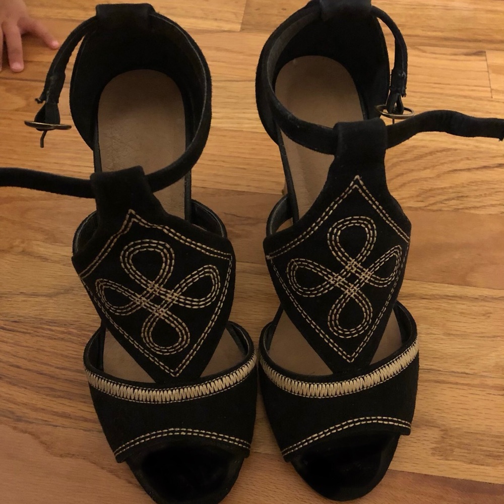 Black wedge